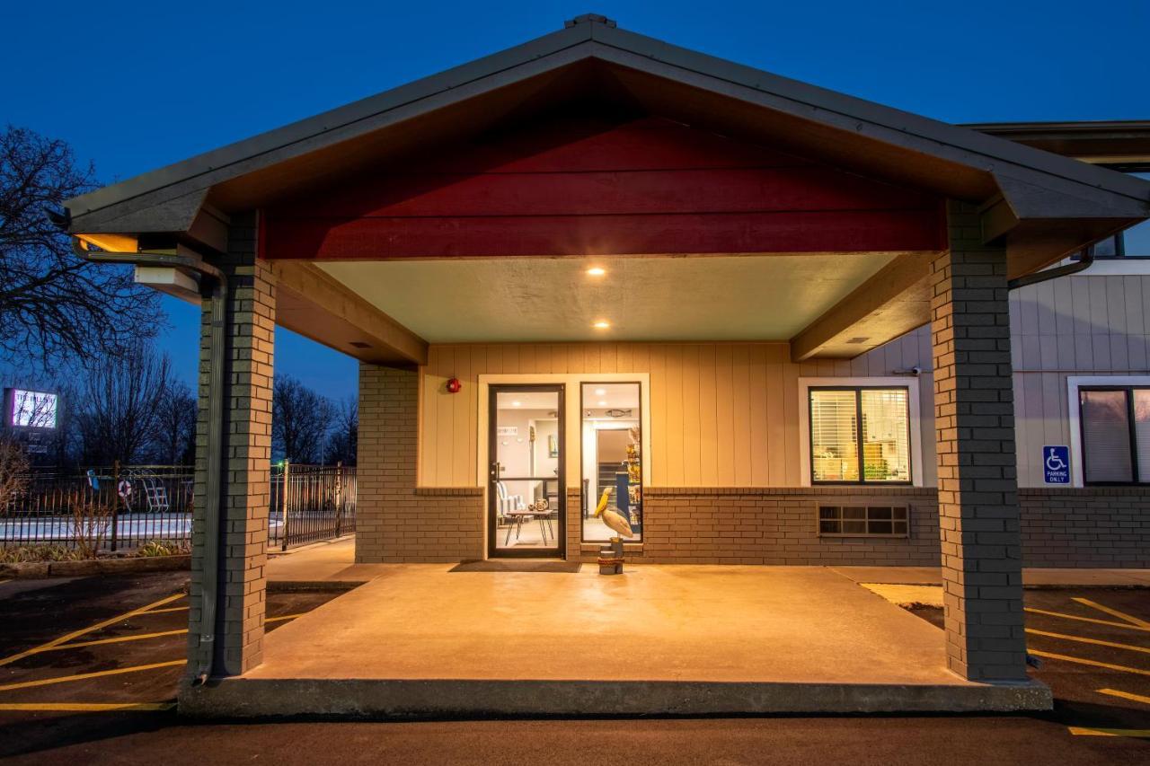 Hilltop Inn & Suites Grove Exteriör bild